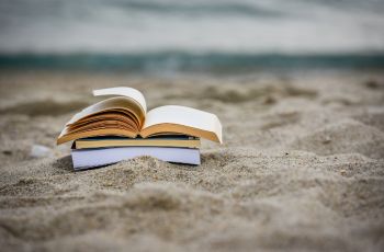 5 młodzieżowych książek na wakacje 2023. Po jakie tytuły warto sięgnąć?