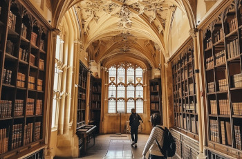 Niezwykłe biblioteki świata. 8 miejsc, które każdy miłośnik książek musi zobaczyć