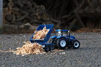 TOMY Britains traktor New Holland T6 z przyczepą NC 43268
