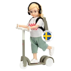 Lalka dziewczynka na hulajnodze - MICKI