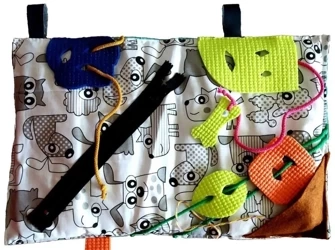 Książeczka sensoryczno-manipulacyjna. Radosne.. - praca zbiorowa