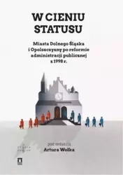 W cieniu statusu - Artur Wołek