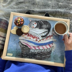 Podstawka pod laptopa LP01 Kot na koszu z praniem - Alex Clark