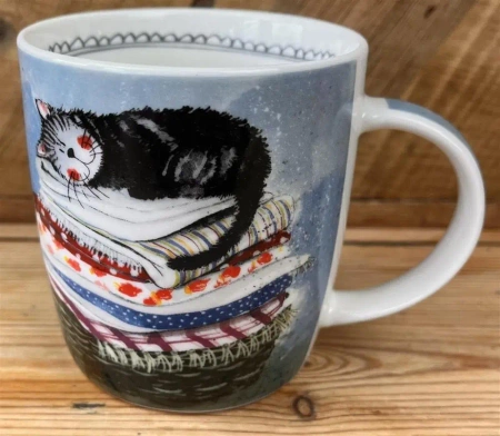 Kubek M29 Kot na koszu z praniem - Alex Clark