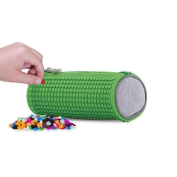 Okrągły piórnik na suwak z zielonym panelem - Cass film