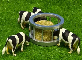 Zagroda okrągła z krową