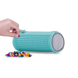 Okrągły piórnik na suwak z turkusowym panelem - Cass film