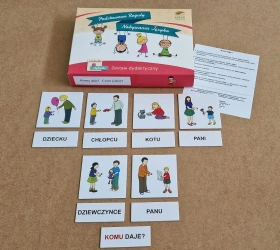 Zestaw dydaktyczny. Komu daje? Czym jedzie? - praca zbiorowa