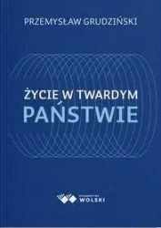 Życie w twardym państwie - Przemysław Grudziński